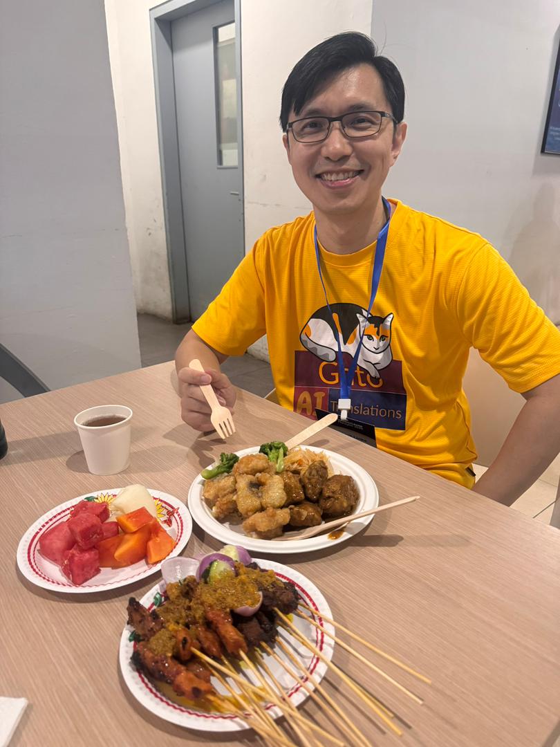 Người bạn của Gato, David Wang, thưởng thức satay tại WordCamp Malaysia 2025