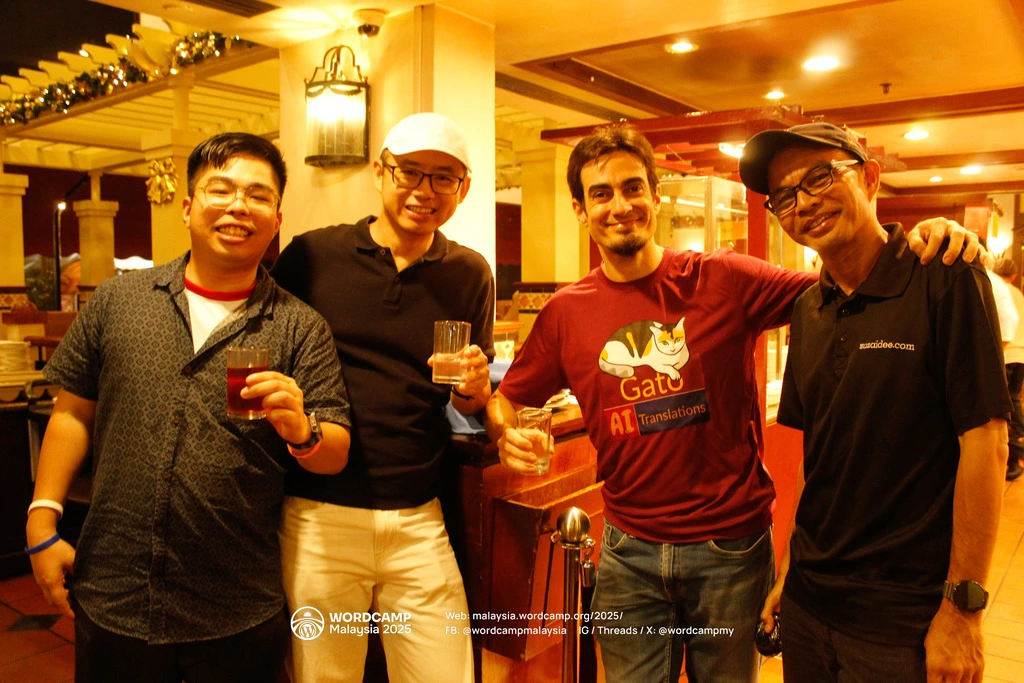 Leo cùng các ban tổ chức WordCamp Malaysia là Dee, Ben và YL tại tiệc dành cho diễn giả